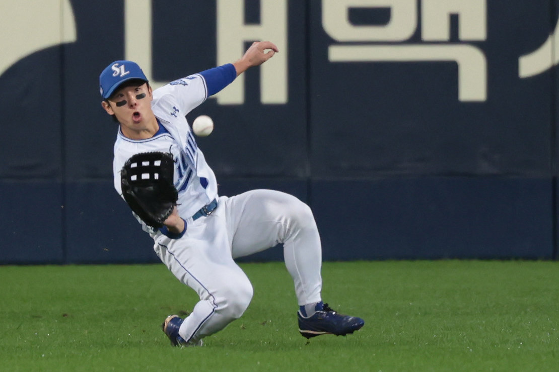 삼성 김성윤이 3일 대구삼성라이온즈파크에서 열린 SSG와 준플레이오프 3차전에서 3회초 이지영의 우전안타 성 타구를 슬라이딩 캐치를 통해 처리하는 모습. 사진제공|삼성 라이온즈