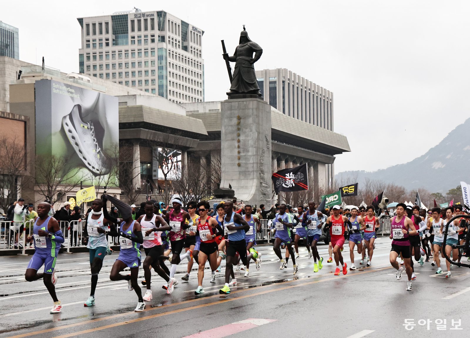 올해 3월 16일 서울 도심에서 펼쳐진 2025서울마라톤 겸 제95회 동아마라톤에 참가한 엘리트 및 마스터스 선수들이 광화문에서 출발하고 있다. 달리기도 굉장히 좋은 생활체육이다. 스포츠동아DB