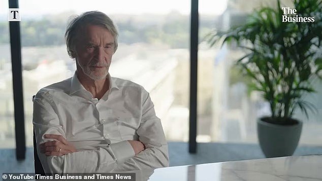 맨유 공동 구단주인 짐 랫클리프 경이 최근 영국 유력지 ‘더 타임스’의 유튜브 채널과 인터뷰에서 후벵 아모림 감독에 대한 변함없는 지지의 뜻을 전했으나 팔짱을 낀 제스처는 무언가를 숨기고 있음을 내포한다고 영국의 보디랭귀지 전문가가 밝혔다. 사진캡처|더 비즈니스 유튜브