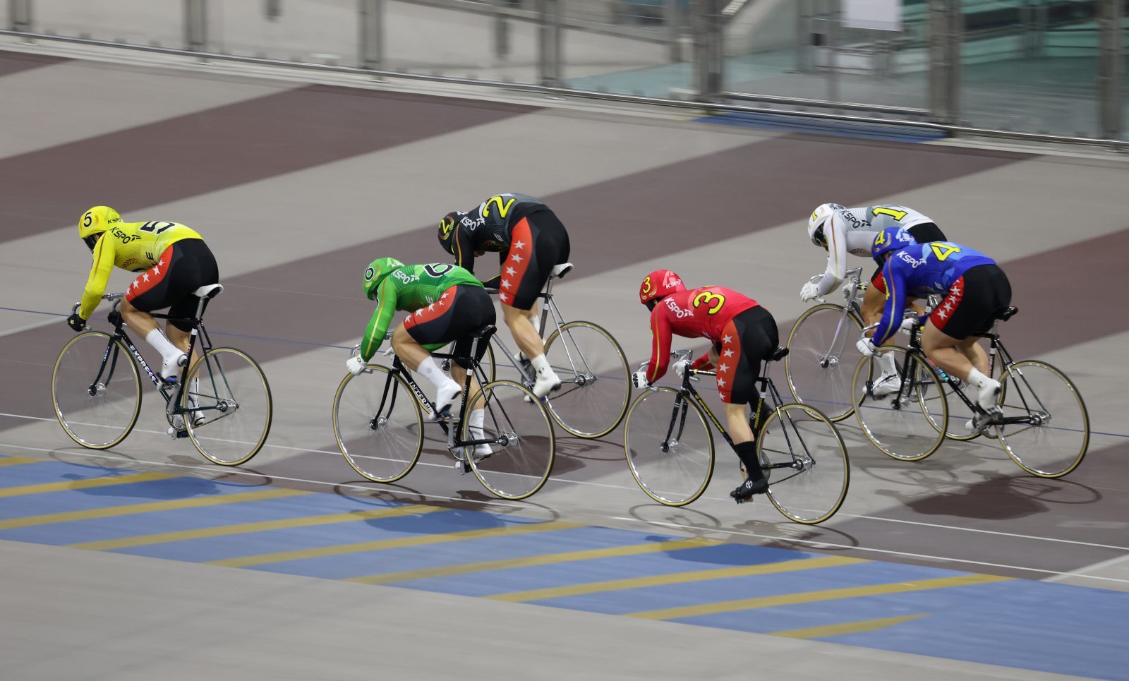 광명스피돔에서 열린 경륜 경주에 출전한 선수들이 결승선을 향해 힘차게 페달을 밟고 있다. 사진제공 | 국민체육진흥공단