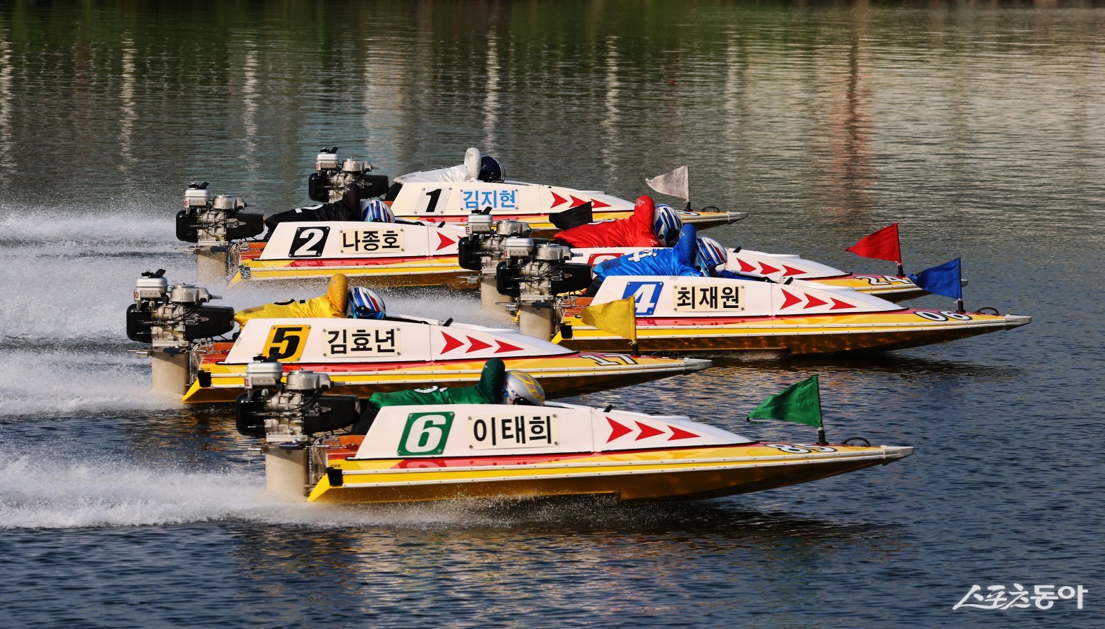 미사경정장에서 선수들이 플라잉 스타트로 경주를 시작하고 있다.