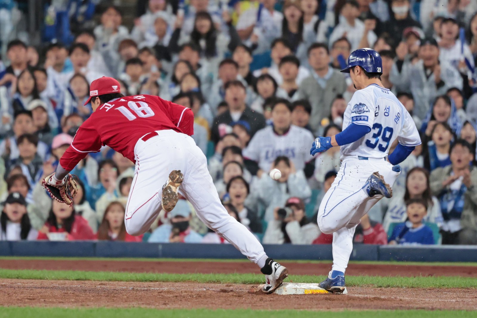 단기전에선 수비로 결과가 완전히 뒤바뀔 수 있다. 13일 SSG-삼성의 준PO 3차전에서도 수비로 승부가 갈렸다. 삼성 김성윤(오른쪽)이 13일 대구 SSG와 준PO 3차전 3회말 2루수 땅볼 때 안상현의 악송구를 틈타 1루를 밟고 있다. 대구|뉴시스