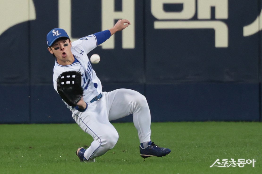 단기전에선 수비로 결과가 완전히 뒤바뀔 수 있다. 13일 SSG-삼성의 준PO 3차전에서도 수비로 승부가 갈렸다. 삼성 김성윤이 3회초 SSG 이지영의 타구를 넘어지며 잡아내고 있다. 대구|뉴시스