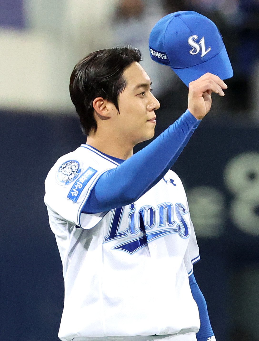 삼성 원태인이 13일 대구삼성라이온즈파크에서 열린 SSG와 ‘2025 신한 SOL 뱅크 KBO PS’ 준PO 3차전에서 6.2이닝 1실점의 호투로 팀의 5-3 승리를 이끌었다. 3회초 김성윤의 호수비에 모자를 벗어 인사하는 원태인. 대구|뉴시스