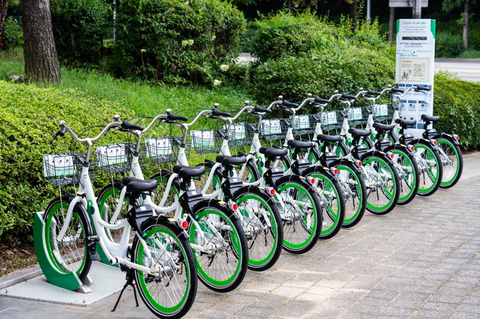 서울시가 시민건강 증진을 위해 시간 및 기간제 무인 대여 시스템으로 운영하고 있는 공공 자전거 따릉이. 뉴시스