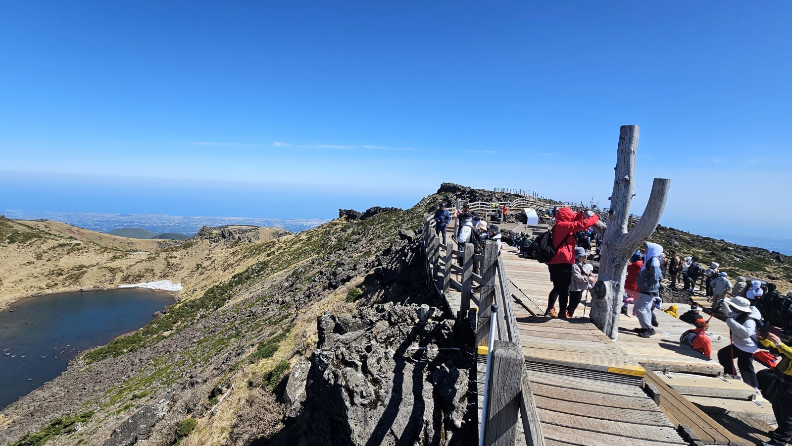 제주 명소 한라산 정상의 백록담에서 탐방객들이 선명하게 드러난 분화구를 감상하는 모습. 등산도 훌륭한 생활체육이다. 제주|뉴시스