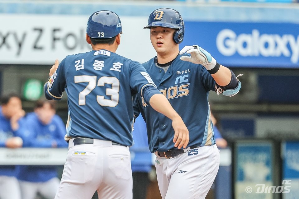 NC 김형준(오른쪽)은 16일 왼손 유구골 제거술에 나선다. 그는 이달 6일 열린 삼성과 WC 결정 1차전에서 타격 도중 왼손을 다쳤다. 사진제공|NC 다이노스