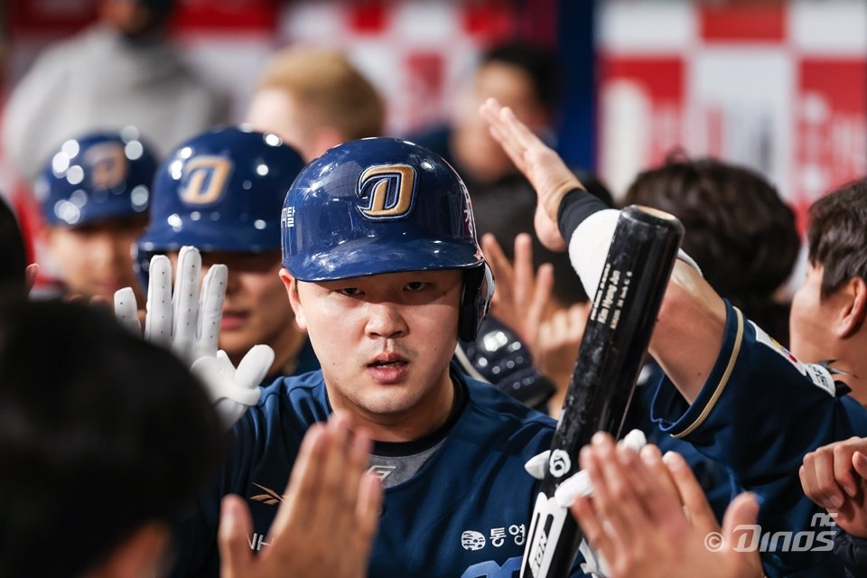 NC 김형준은 16일 왼손 유구골 제거술에 나선다. 그는 이달 6일 열린 삼성과 WC 결정 1차전에서 타격 도중 왼손을 다쳤다. 사진제공|NC 다이노스