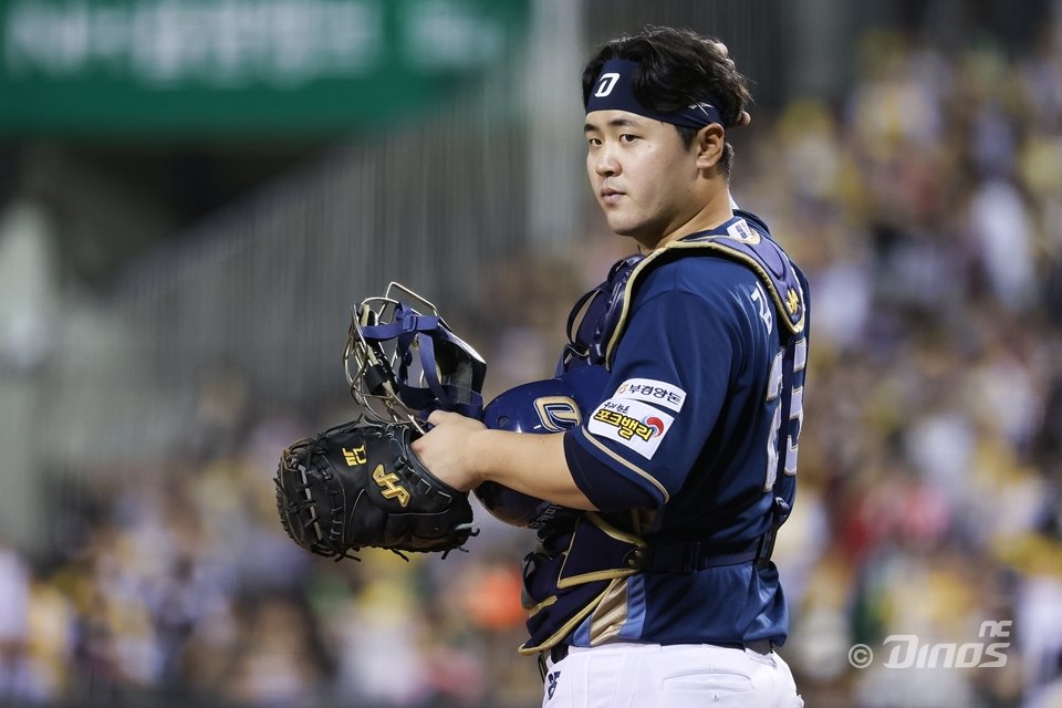 NC 김형준은 16일 왼손 유구골 제거술에 나선다. 그는 이달 6일 열린 삼성과 WC 결정 1차전에서 타격 도중 왼손을 다쳤다. 사진제공|NC 다이노스