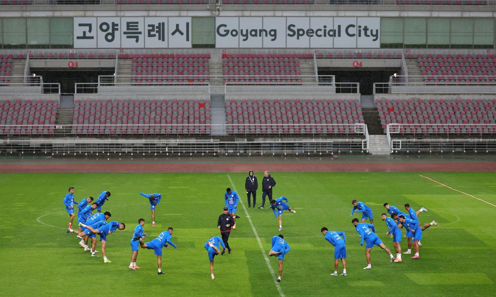 파라과이축구대표팀이 한국과 평가전을 하루 앞둔 13일 고양종합운동장에서 훈련을 하고 있다. 비야르 파라과이대표팀 단장은 한국전에서 북중미월드컵 대비 실전 경험을 쌓고 유망주들을 실험할 수 있다며 큰 의미를 부여했다. 고양│뉴시스