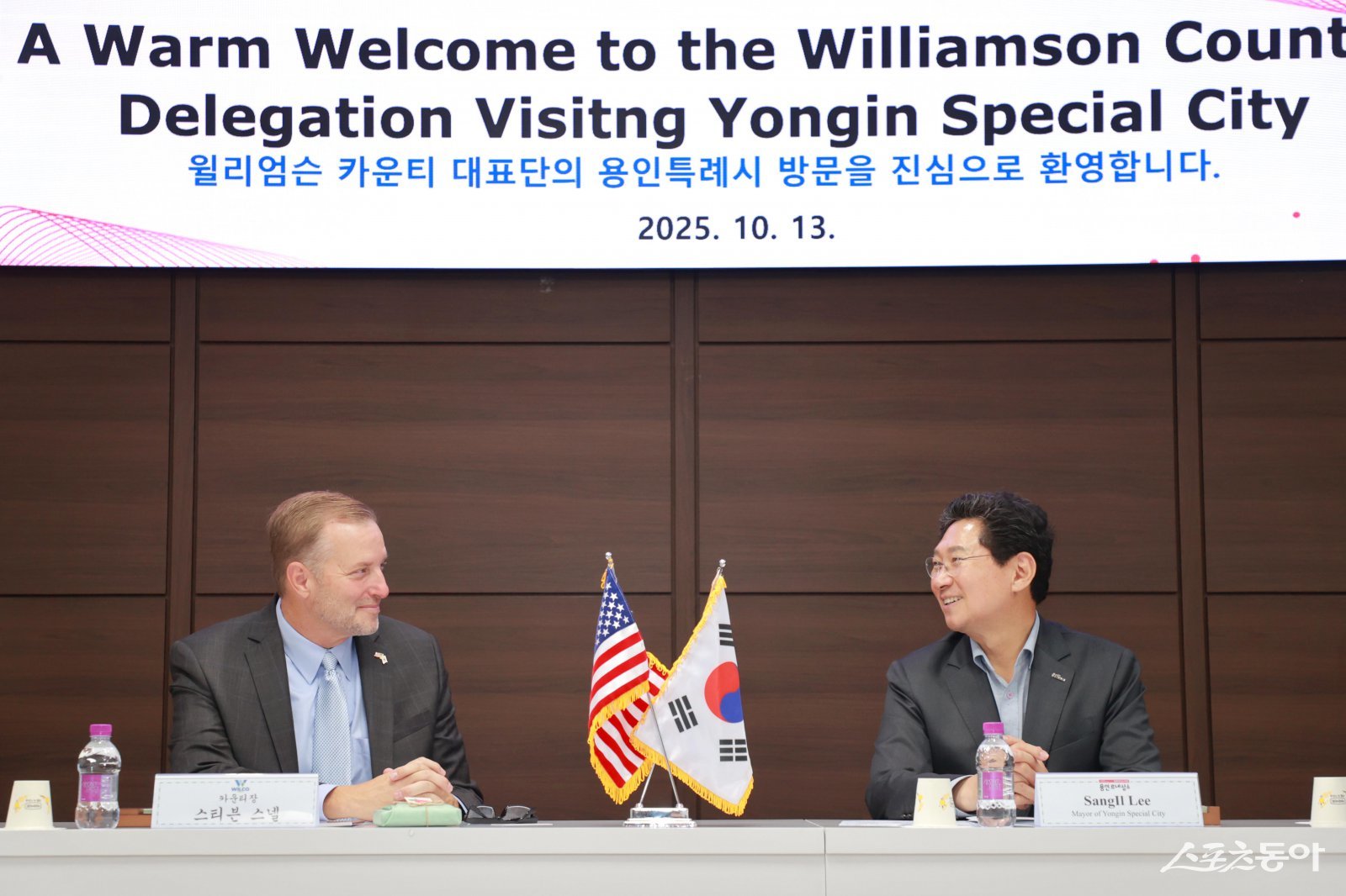 이상일 용인특례시장(오른쪽)과 스티븐 스넬 미국 텍사스주 윌리엄슨카운티장이 지난 13일 용인특례시청 접견실에서 양 도시의 발전 방안을 논의하고 있다. 사진제공|용인시