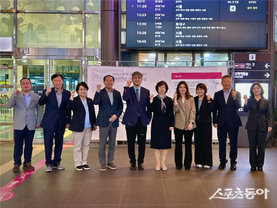 강원특별자치도(도지사 김진태)와 강원특별자치도광역정신건강복지센터는 지난 10월 13일 오전 11시, 강릉역 1층 로비에서 ‘제2회 정신건강 전시한마당’ 개막식을 열었다(기념촬영 모습). 사진제공|강원도