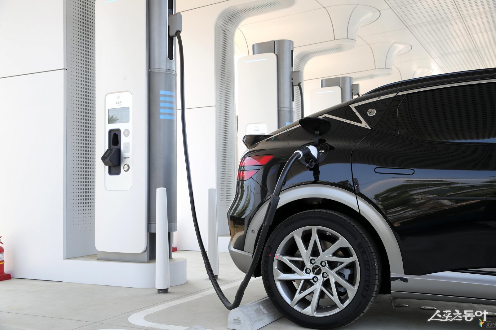 광명시(시장 박승원)가 올해 친환경 자동차 보급 목표를 3분기 만에 107.4% 초과 달성했다고 14일 밝혔다(충전 중인 전기 승용차). 사진제공|광명시