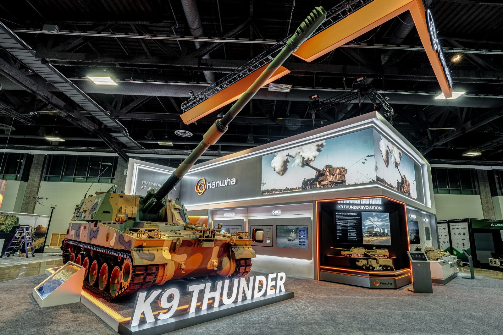 한화는 미국 워싱턴DC에서 열리는 ‘AUSA 2025’ 전시회에서 K9 자주포 등을 앞세워 미국과 안보 및 경제 협력 강화를 모색한다. 한화 부스 전경. 사진제공 |한화