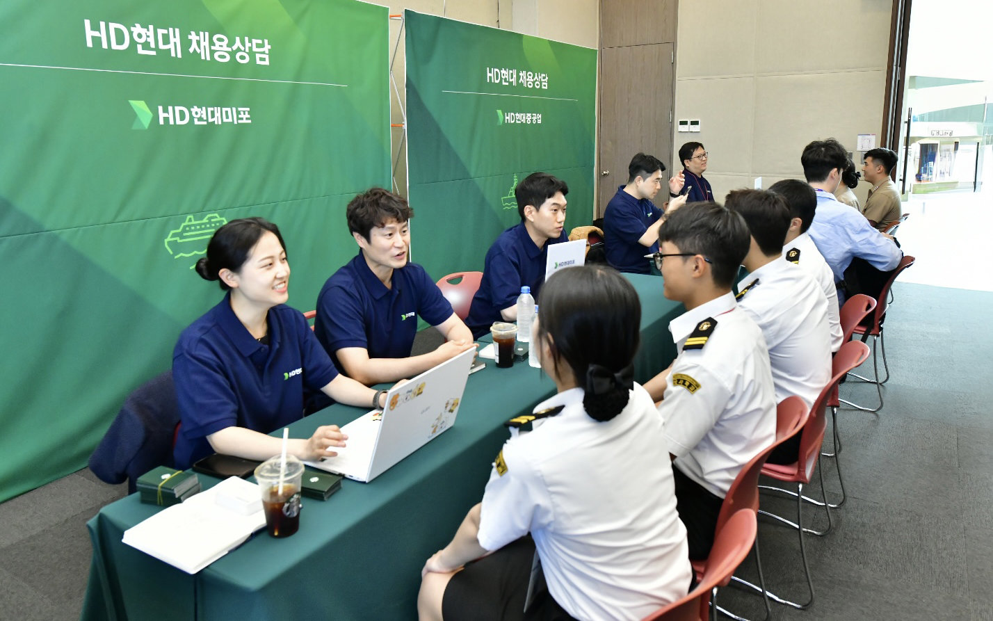 올해 5월 ‘마덱스 2025’ 현장에서 실시한 채용박람회 모습. 사진제공 |HD현대중공업