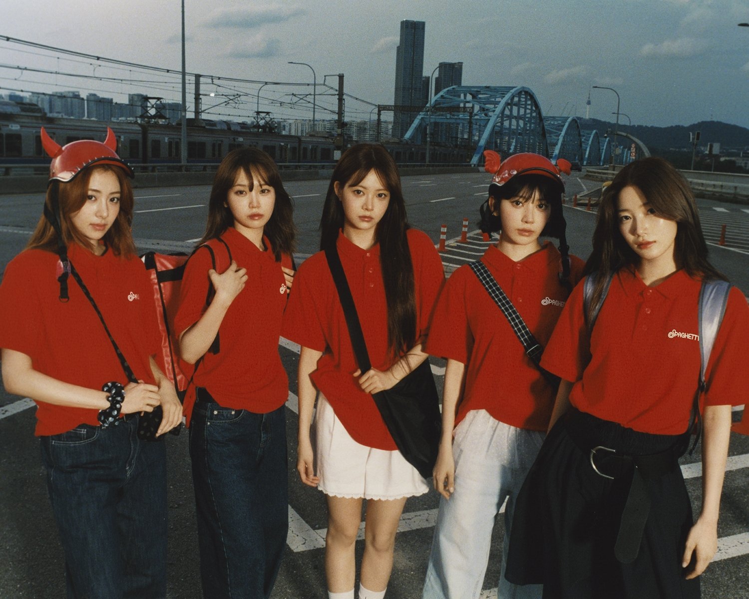 르세라핌이 싱글 1집 ‘SPAGHETTI’의 두 번째 콘셉트 ‘KNOCKING BASIL’을 공개하며, 배달복 차림의 독특한 비주얼로 색다른 감성을 선보였다. 사진제공 | 쏘스뮤직