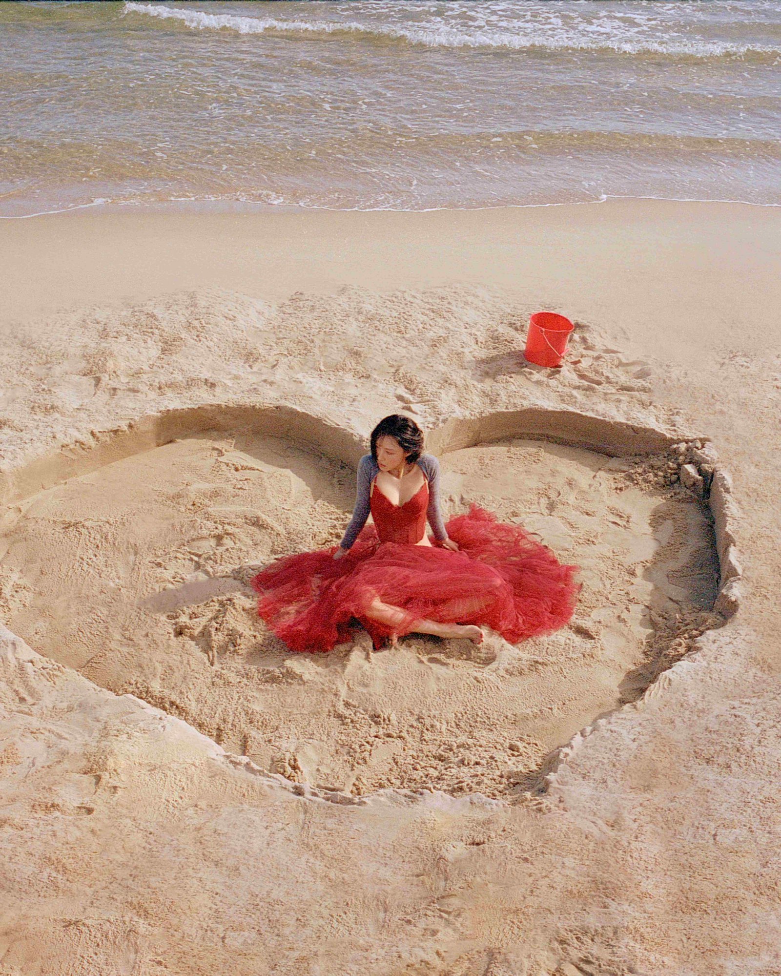 화사가 신곡 ‘Good Goodbye’ 콘셉트 포토를 공개하며 단발 변신과 감각적인 비주얼로 ‘콘셉트 퀸’다운 존재감을 드러냈다. 사진제공 | 피네이션