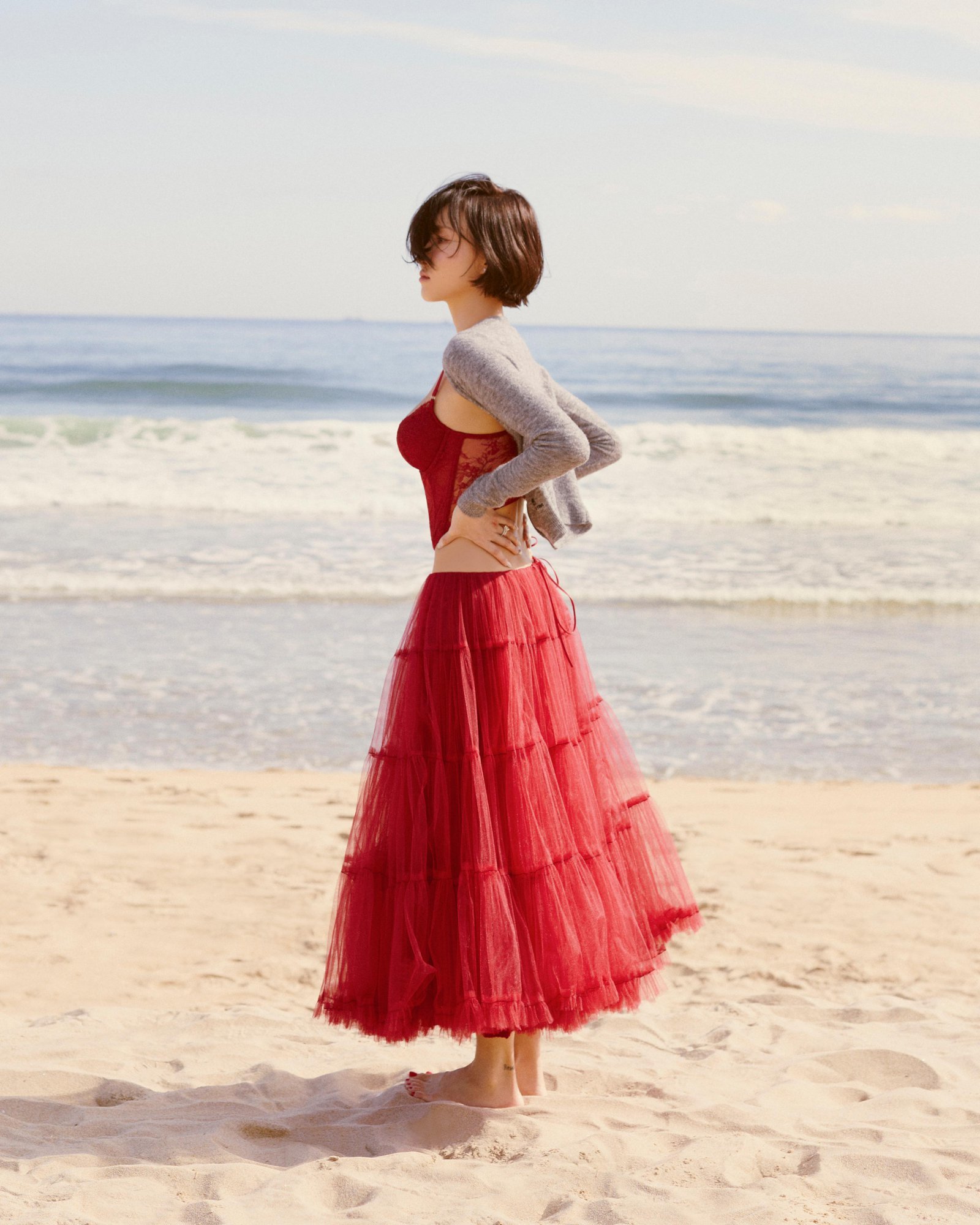 화사가 신곡 ‘Good Goodbye’ 콘셉트 포토를 공개하며 단발 변신과 감각적인 비주얼로 ‘콘셉트 퀸’다운 존재감을 드러냈다. 사진제공 | 피네이션