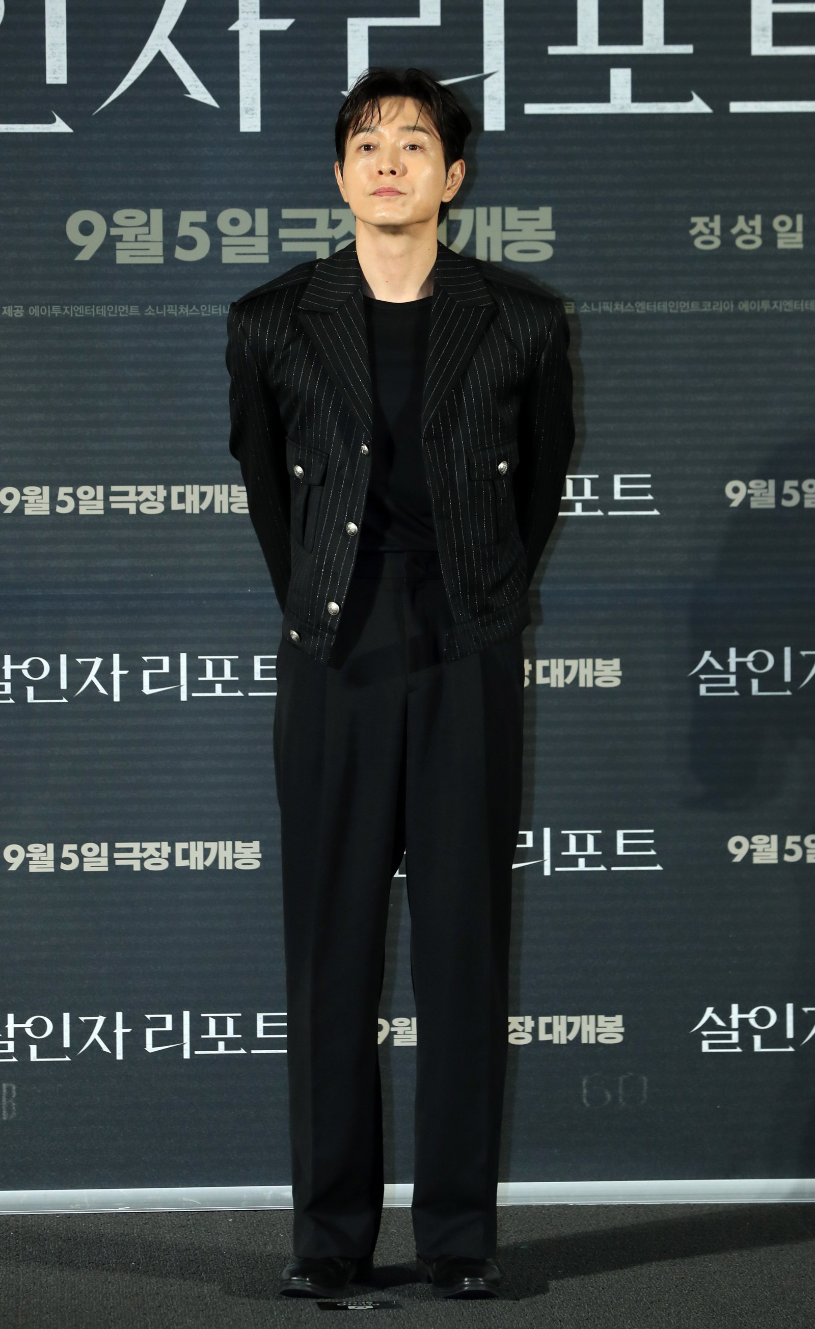 [서울=뉴시스] 김혜진 기자 = 배우 정성일이 12일 오전 서울 용산구 CGV 용산아이파크몰에서 열린 영화 ‘살인자 리포트’(감독 조영준) 제작보고회에서 포즈를 취하고 있다. 2025.08.12. jini@newsis.com