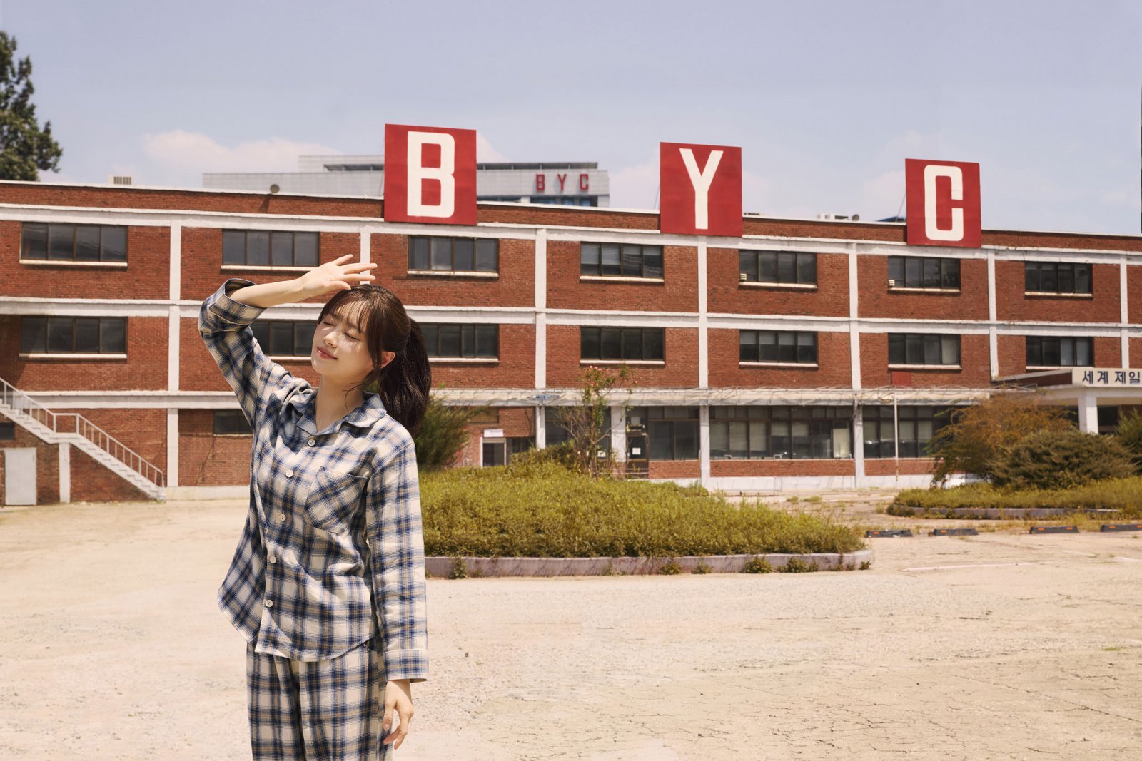 모델 츄와 함께 70년 된 본사 건물에서 촬영한 BYC ‘가을·겨울 시즌 화보’. 사진제공|BYC