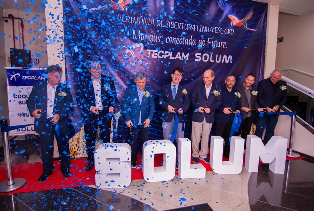 솔루엠이 브라질 아마조나스주 마나우스에서 준공식을 개최한 가운데 함께 참여한 연방정부 및 파트너사 관계자들이 축하하고 있다. (사진 가운데 정희용 솔루엠 중남미법인 총괄)
