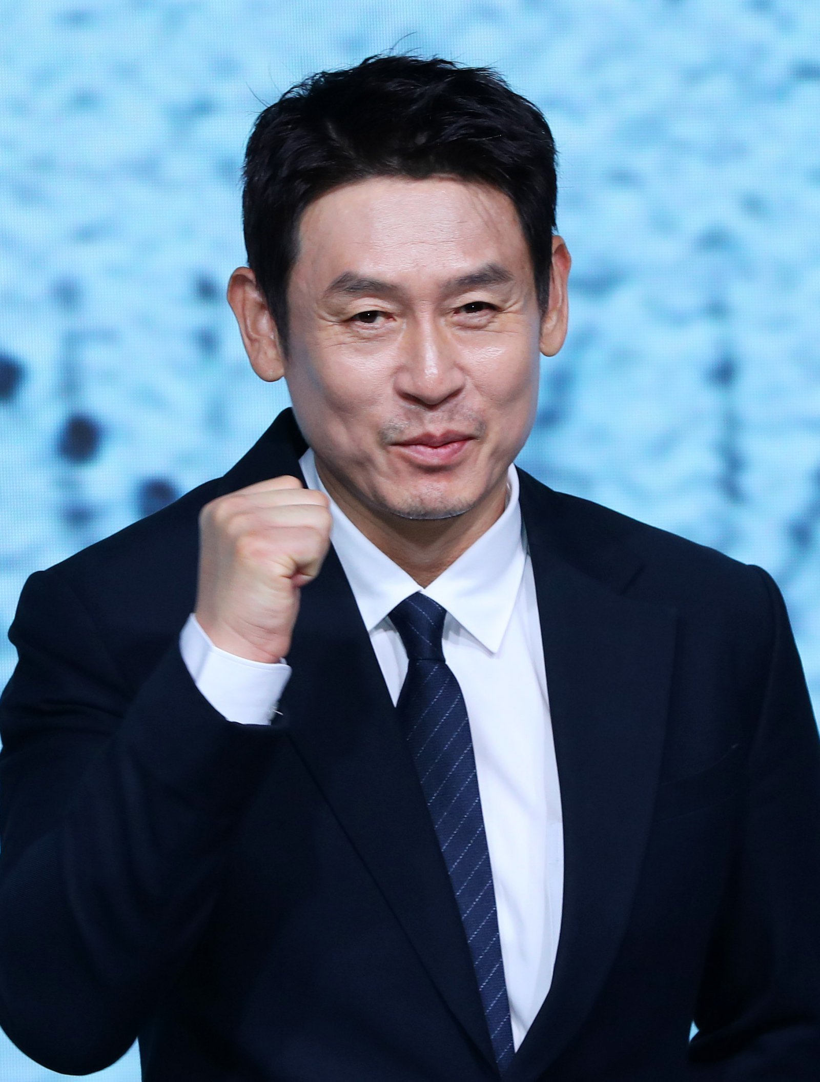 [서울=뉴시스] 김혜진 기자 = 배우 설경구가 14일 오전 서울 종로구 JW메리어트 동대문에서 열린 넷플릭스 영화 ‘굿뉴스’(감독 변성현) 제작보고회에서 포즈를 취하고 있다. 2025.10.14. jini@newsis.com