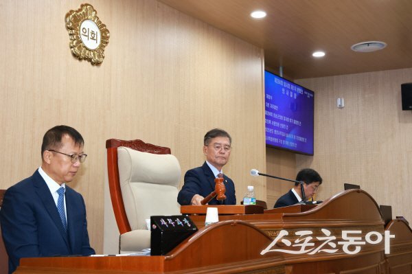 심상휴 청송군의회 의장이 제284회 임시회를 진행하고 있다. 사진제공 ㅣ 청송군의회