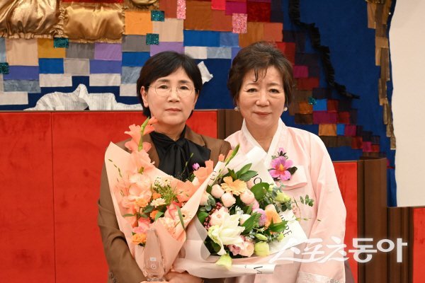 이선희 경북도의회 기획경제위원장이 ‘대한민국세계화 공로대상’을 수상하고 있다. 사진제공 ㅣ 이선희 의원실