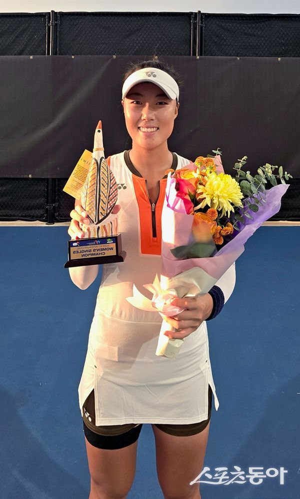 호주 다윈 국제여자테니스투어(W35) 단식 우승을 한 정보영 선수가 기념촬영을 하고 있는 모습. 사진제공ㅣ안동시