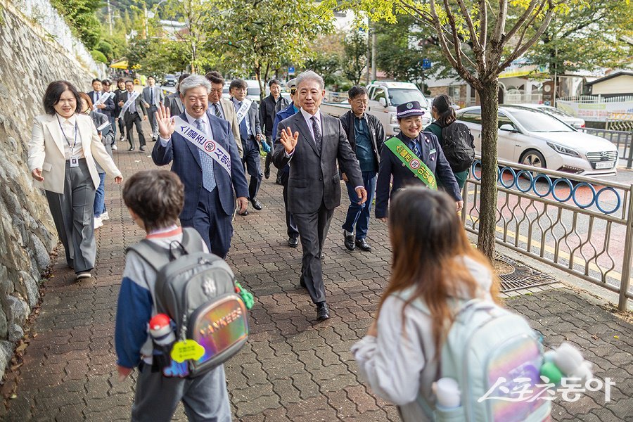 인천 계양구, 학생들의 안전한 보행 환경 조성을 위해 ‘통학로 교통안전 캠페인‘을 진행했다. 사진제공|인천 계양구청