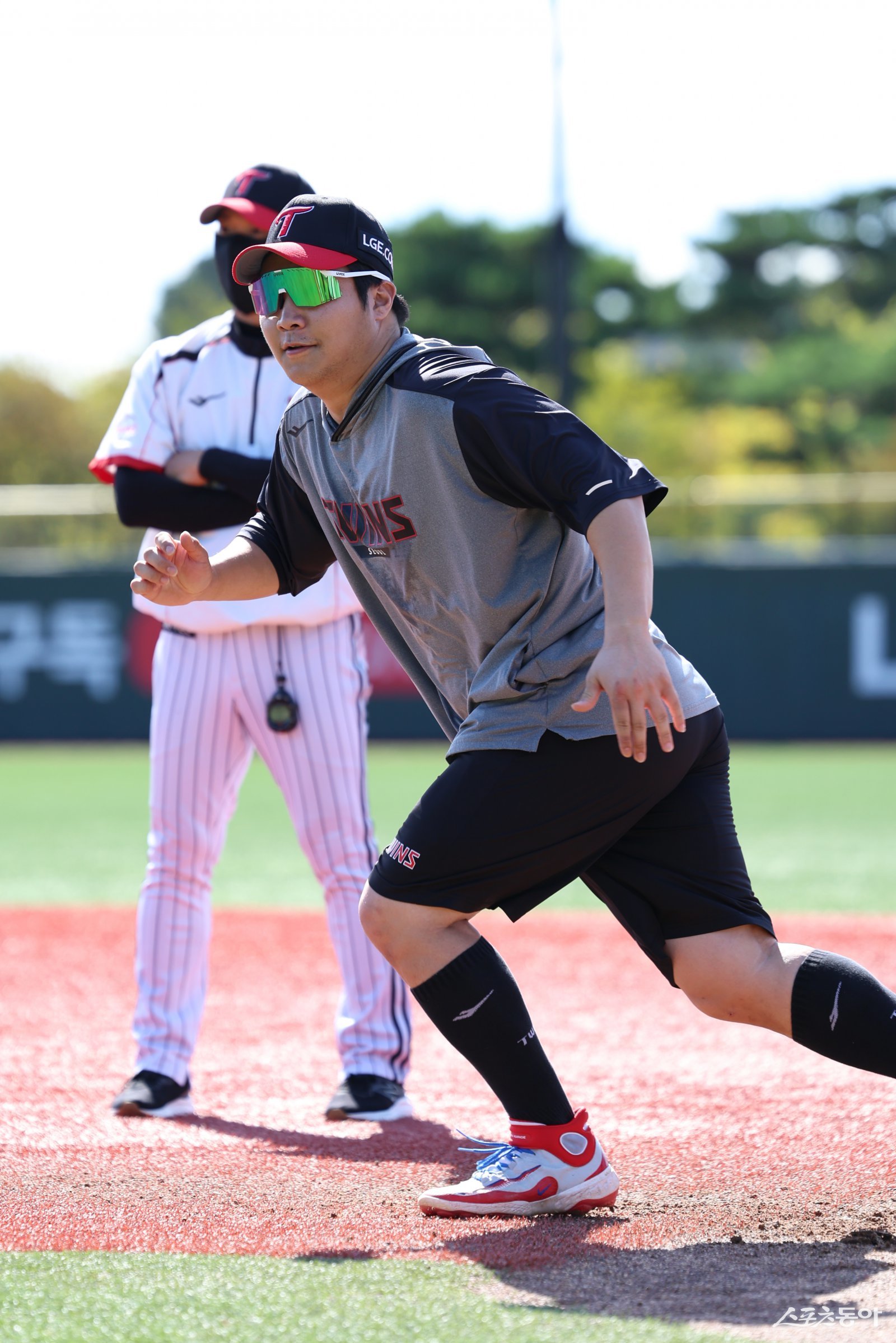 LG 문보경이 9일 이천 LG챔피언스파크에서 열린 한국시리즈 대비 합숙 훈련 도중 주루 훈련을 소화하고 있다. 사진제공|LG 트윈스