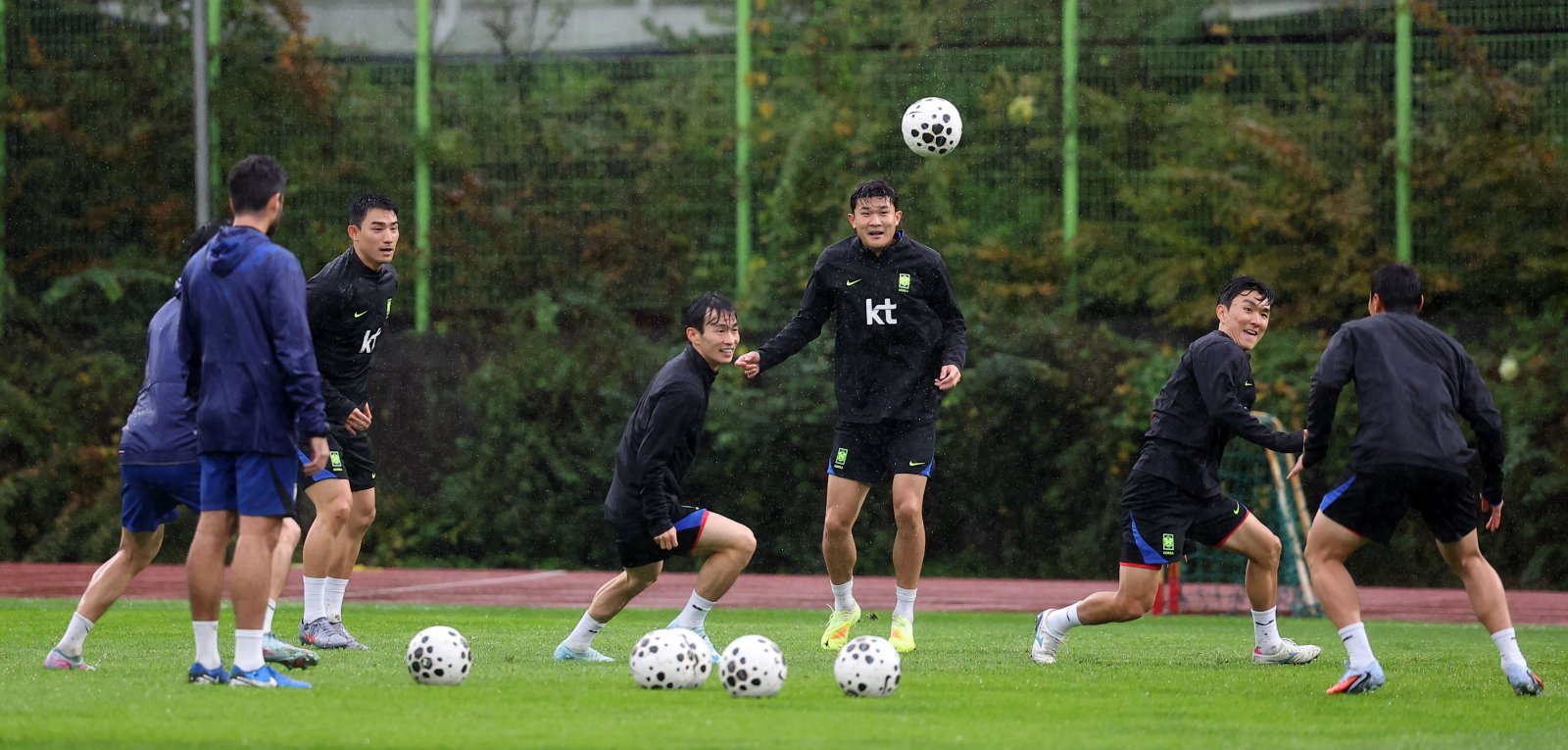 축구대표팀 김민재(오른쪽 3번째)가 파라과이전을 앞둔 13일 고양종합운동장 보조구장에서 진행된 훈련을 하며 환하게 웃고 있다. 고양|뉴시스