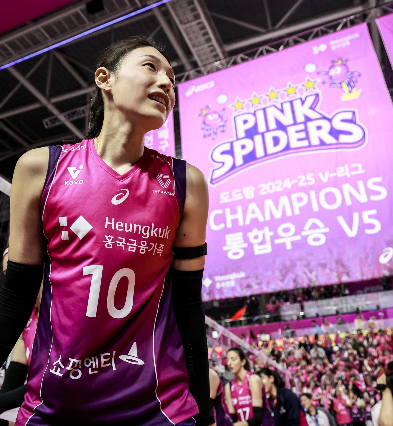 김연경의 은퇴식이 18일 인천 삼산월드체육관에서 열린다. 그의 상징과도 같았던 등번호 10의 영구결번식도 함께 진행될 예정이다. 사진은 5월 2024-2025시즌 V리그 여자부 챔피언결정전 5차전에서 우승을 확정한 뒤 기뻐하는 김연경. 인천|뉴시스