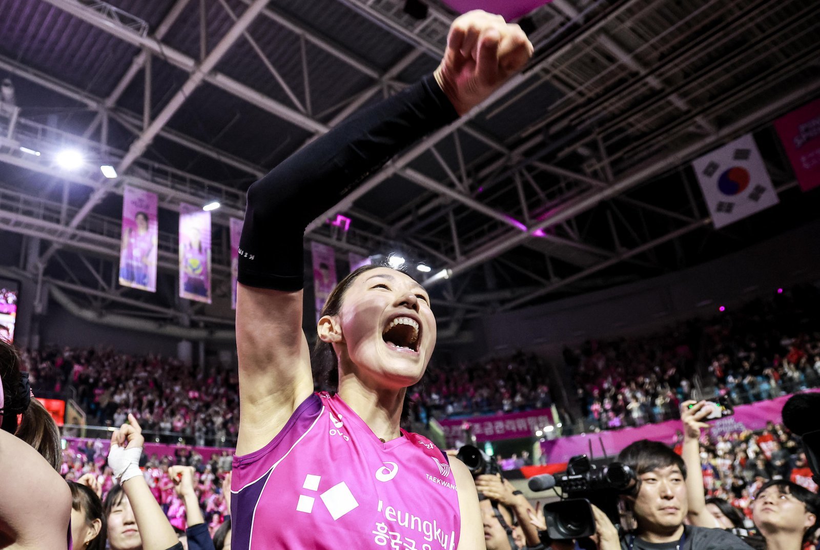 김연경의 은퇴식이 18일 인천 삼산월드체육관에서 열린다. 그의 상징과도 같았던 등번호 10의 영구결번식도 함께 진행될 예정이다. 사진은 5월 2024-2025시즌 V리그 여자부 챔피언결정전 5차전에서 우승을 확정한 뒤 기뻐하는 김연경. 인천|뉴시스
