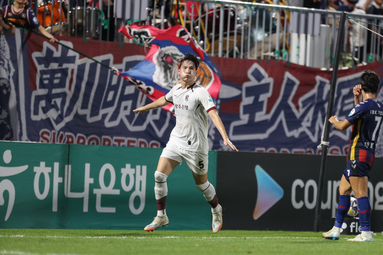 광주 미드필더 이강현과 수비수 변준수(사진)가 다음달 17일 예정된 김천 상무 입영을 미뤘다. 12월 6일 서울월드컵경기장에서 열릴 전북과 코리아컵 결승을 위해 입영을 연기한 것으로 전해졌다. 사진제공│한국프로축구연맹