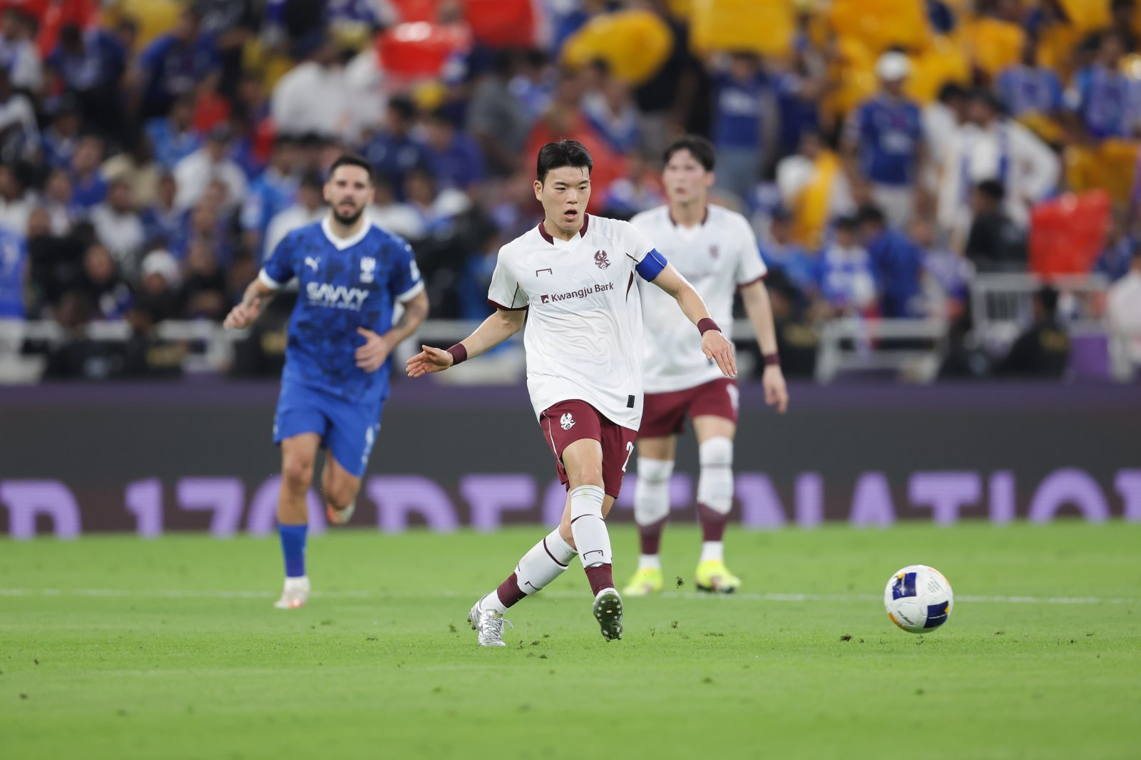 광주 미드필더 이강현(사진)과 수비수 변준수가 다음달 17일 예정된 김천 상무 입영을 미뤘다. 12월 6일 서울월드컵경기장에서 열릴 전북과 코리아컵 결승을 위해 입영을 연기한 것으로 전해졌다. 사진제공│한국프로축구연맹