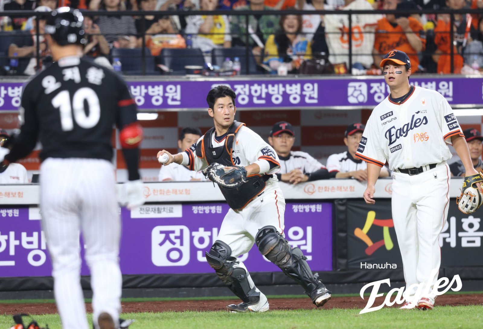 한화 최재훈(가운데)은 가을야구가 무척이나 간절했다. 2018시즌 이후 7년 만에 나서는 PS서 아쉬움을 설욕하고자 입술을 깨물었다. 사진제공|한화 이글스