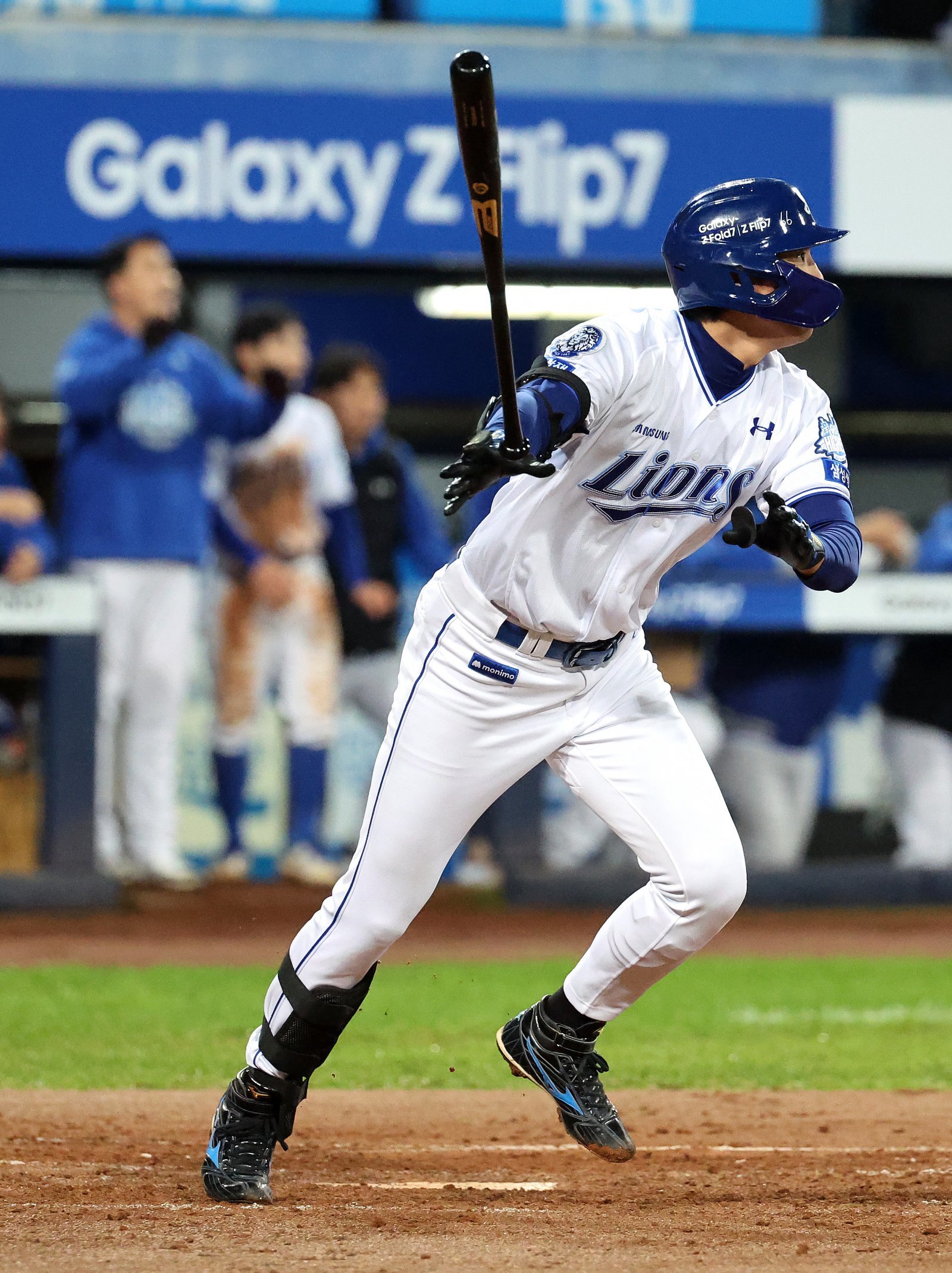 삼성 구자욱이 13일 대구삼성라이온즈파크에서 열린 SSG와 2025 KBO 포스트시즌 준플레이오프 3차전에서 타격을 한 뒤 타구를 바라보고 있다. 이날 경기에서 구자욱은 SSG 투수 이로운과 17구 승부를 벌이는 진귀한 장면을 만들었다. 대구|뉴시스