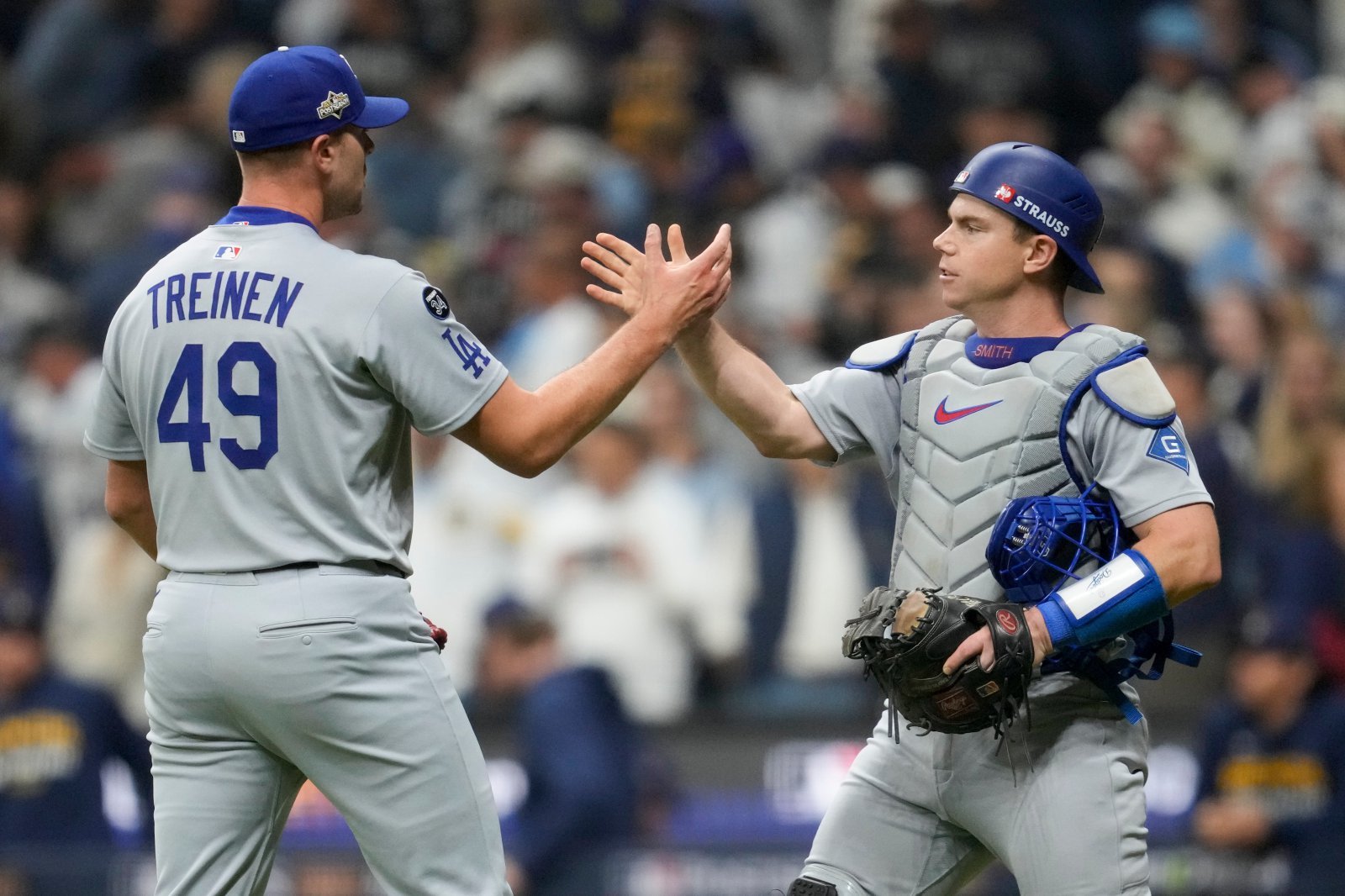 다저스는 14일(한국시간) 아메리칸패밀리필드에서 열린 ‘2025 MLB PS’ NLCS 1차전 밀워키와 원정경기서 2-1로 승리했다. 스넬의 호투 이후 구원진이 흔들리며 2-1 진땀승을 챙겼다. 밀워키(미 위스콘신주)|AP뉴시스