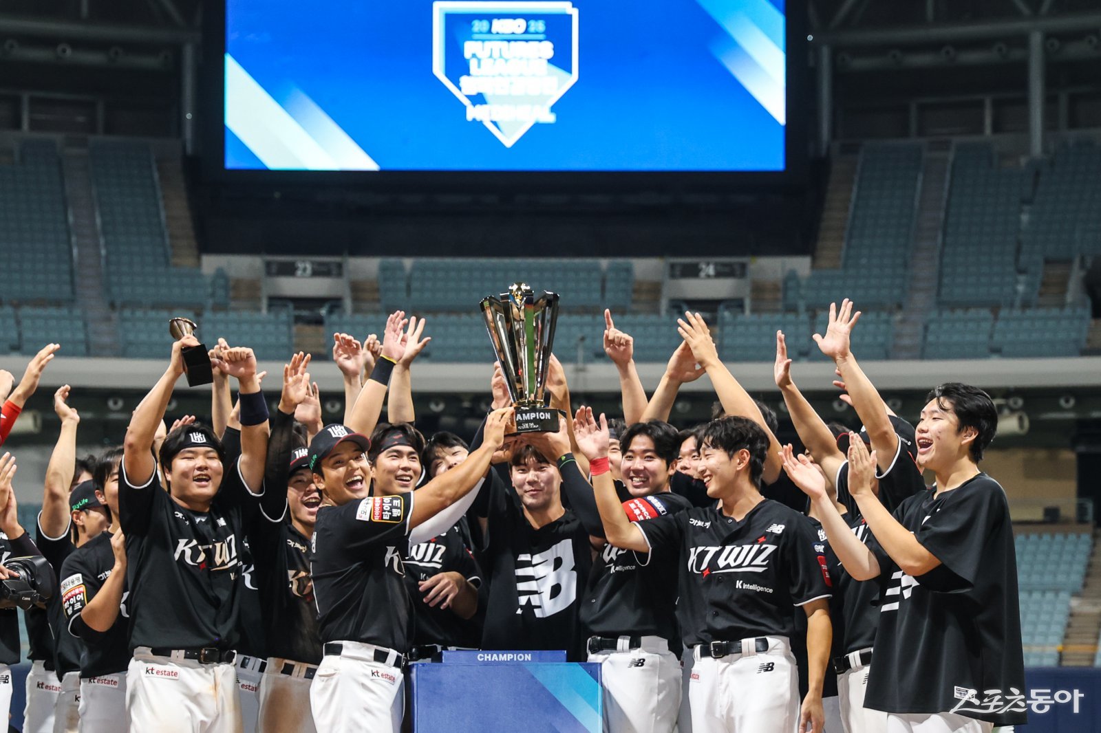 KT 퓨처스 선수들이 1일 고척스카이돔에서 열린 ‘2025 KBO 퓨처스 챔피언 결정전’ 결승전에서 상무를 10-5로 꺾고 우승을 차지한 뒤 환호하고 있다. 사진제공|KBO