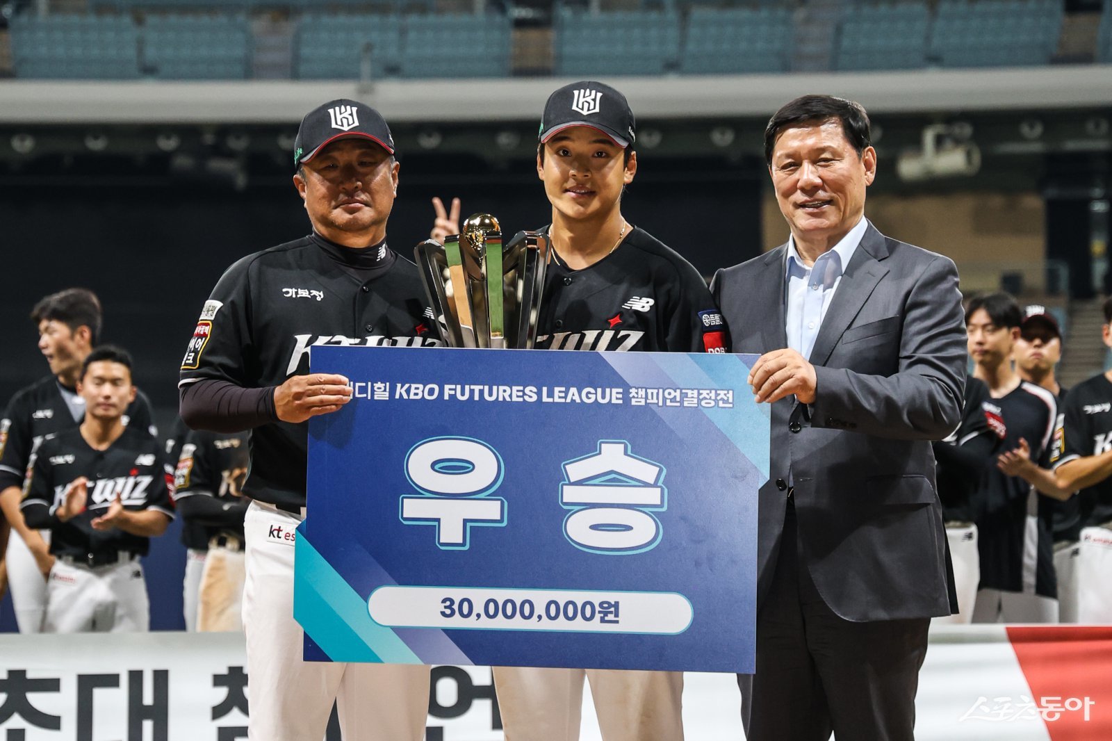 김호 KT 퓨처스 감독(왼쪽)과 강민성(가운데)이 1일 고척스카이돔에서 열린 ‘2025 KBO 퓨처스 챔피언 결정전’ 결승전에서 상무를 10-5로 꺾고 우승을 차지한 뒤 허구연 KBO 총재(오른쪽)과 기념 사진을 촬영하고 있다. 사진제공|KBO