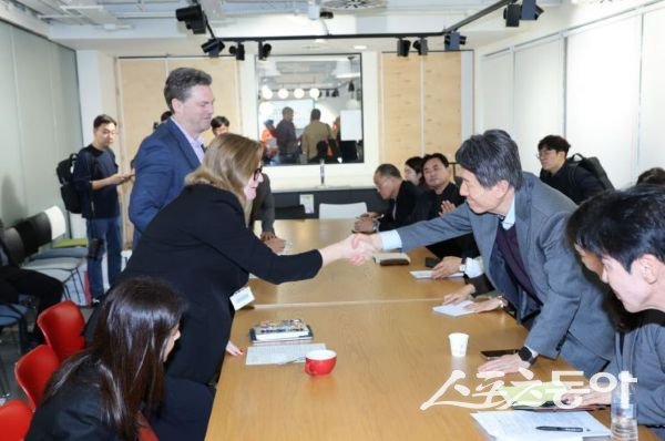 포항시가 13일 영국 런던 UCL을 방문해 재키 글라스 더 바틀렛 단과대학장, 마크 매슬린 교수, 프리티 퍼리크 교수, 케이코 츠네기와 교수 등과 면담을 진행하고 있다. (대화 후 악수를 나누는 재키 글라스 더 바틀렛 단과대학장과 이강덕 시장) 사진제공ㅣ포항시