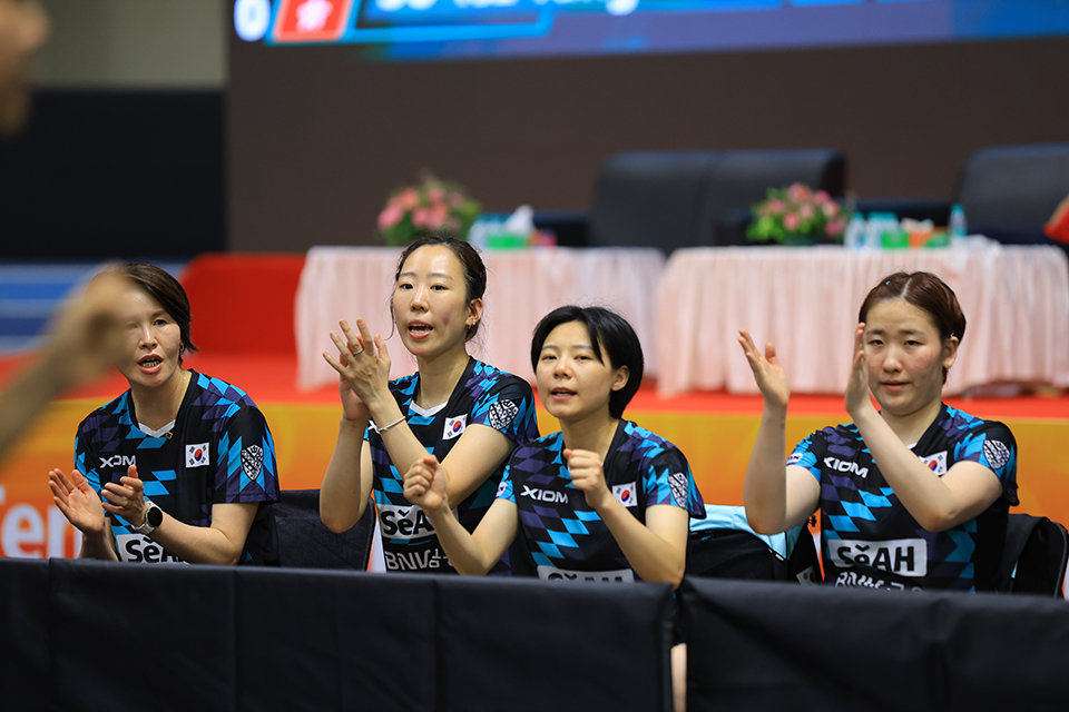 한국여자탁구가 이번에도 만리장성을 넘지 못했다. 한국은 14일(한국시간) 인도 부바네스와르의 칼링가스타디움에서 벌어진 2025아시아탁구선수권 4일째 여자 단체전 4강에서 중국에 매치스코어 0-3으로 져 동메달을 수확했다. 사진은 석은미 여자대표팀 감독, 양하은, 최효주, 이은혜(왼쪽부터)가 이날 벤치에서 열띤 응원을 하는 모습. 사진제공│대한탁구협회