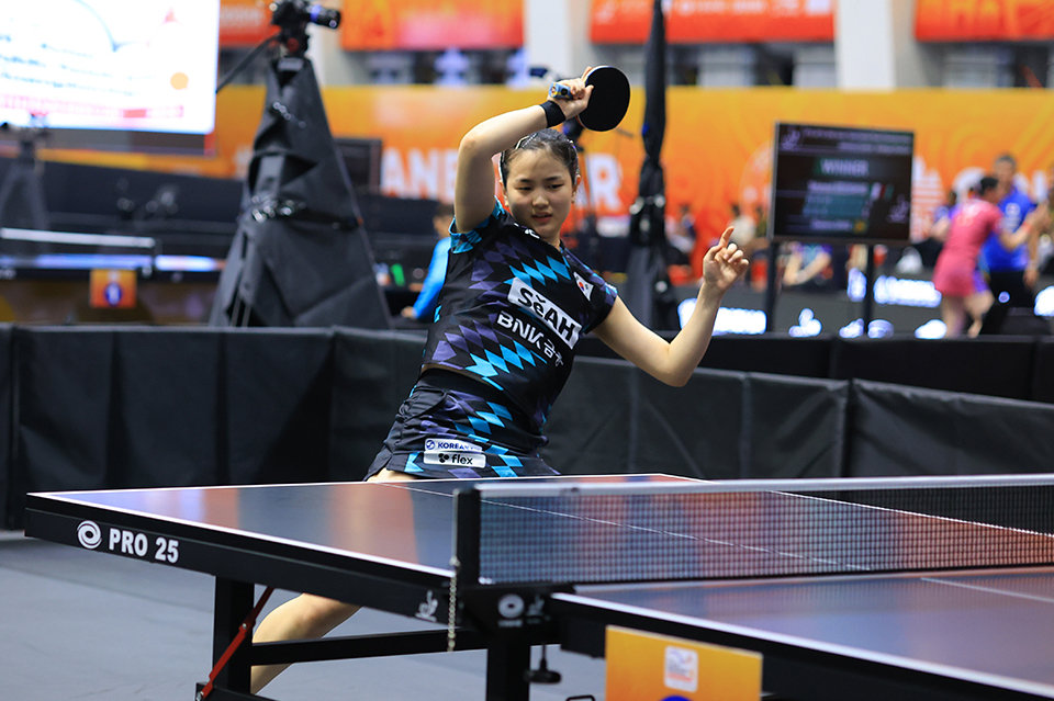 한국여자탁구가 이번에도 만리장성을 넘지 못했다. 한국은 14일(한국시간) 인도 부바네스와르의 칼링가스타디움에서 벌어진 2025아시아탁구선수권 4일째 여자 단체전 4강에서 중국에 매치스코어 0-3으로 져 동메달을 수확했다. 이날 2단식에 나선 김나영이 왕만위를 맞아 포핸드로 공격을 날리고 있다. 사진제공│대한탁구협회