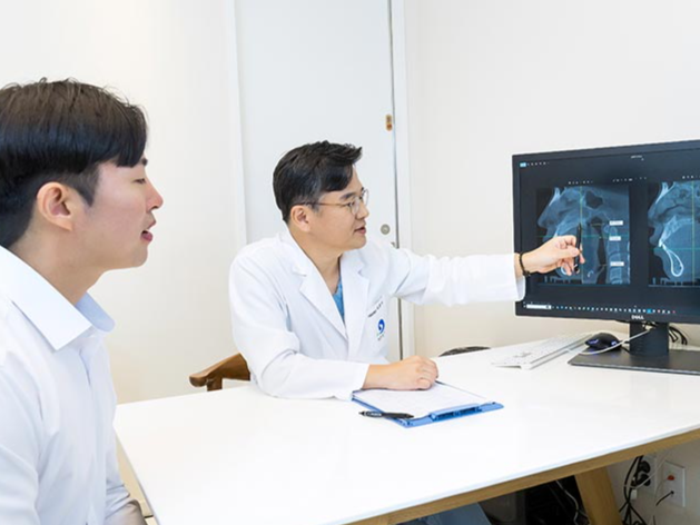 숨수면클리닉 이종우 원장(오른쪽). 사진제공ㅣ숨수면클리닉