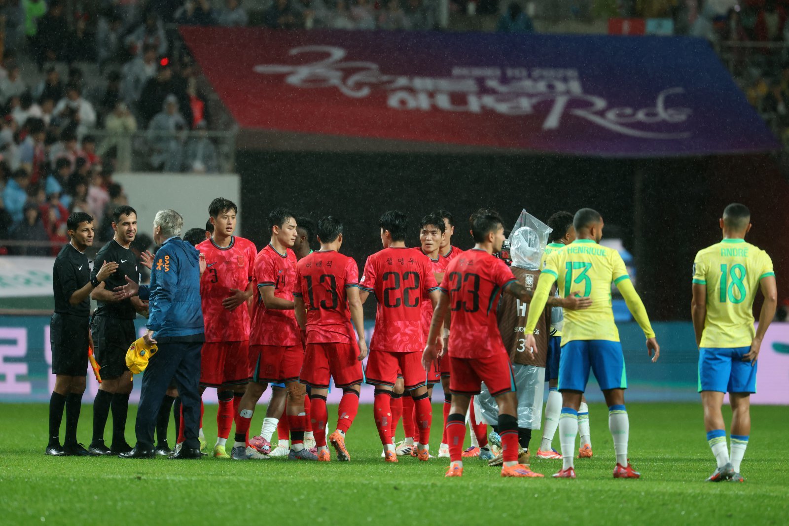 축구대표팀 선수들이 10일 서울월드컵경기장에서 열린 브라질 평가전을 마친 뒤 상대 선수들의 등을 두드리며 격려하고 있다. 사진제공|대한축구협회