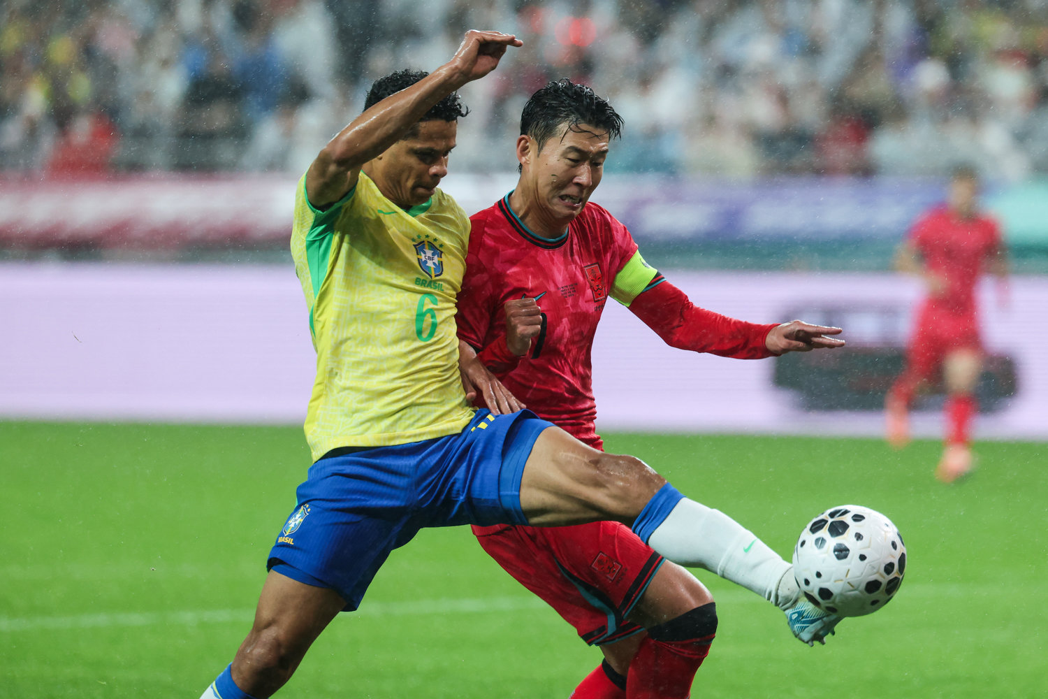 축구대표팀 주장 손흥민(오른쪽)이 10일 서울월드컵경기장에서 열린 브라질 평가전에서 상대 수비수 더글라스 산투스와 볼을 다투고 있다. 사진제공|대한축구협회