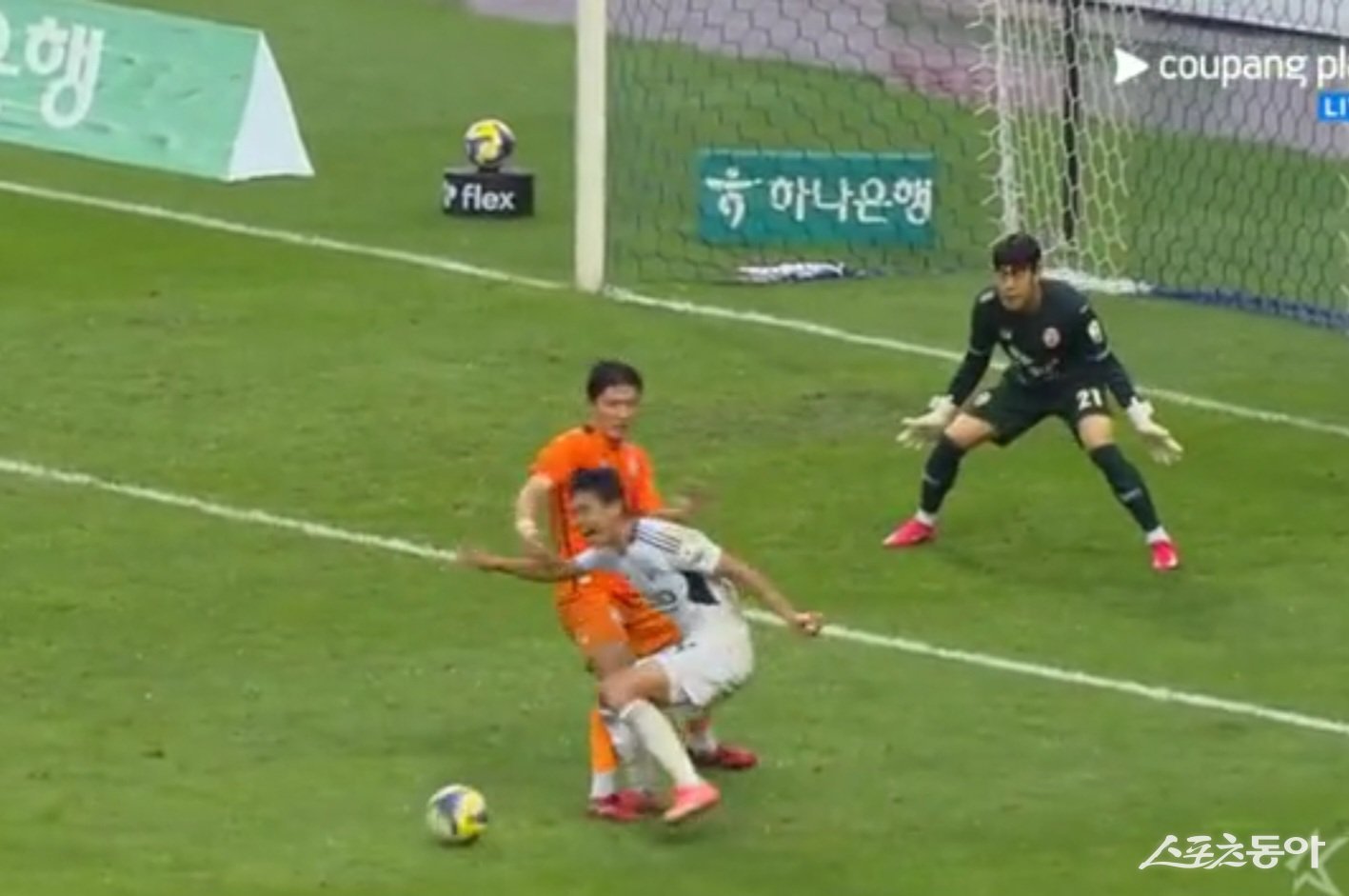 전북 전진우(앞)가 3일 제주월드컵경기장에서 열린 제주와 K리그1 원정 경기에서 1-0으로 앞선 후반 40분 상대 수비수 장민규에게 발을 밟혀 넘어지고 있다. 주심이 PK를 선언하지 않아 논란이 된 이 장면은 결국 오심으로 판명됐다. 사진출처│쿠팡플레이 중계화면 캡쳐