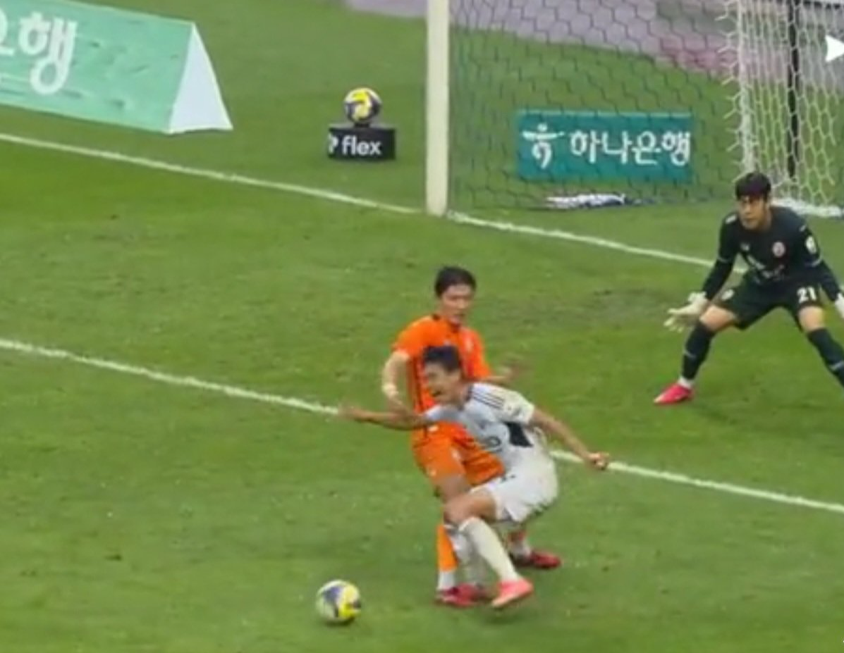 10월 3일 제주월드컵경기장에서 벌어진 제주-전북전 도중 발생한 논란의 장면. 결국 대한축구협회는 오심을 인정했다. 사진 캡처｜쿠팡플레이 중계 화면