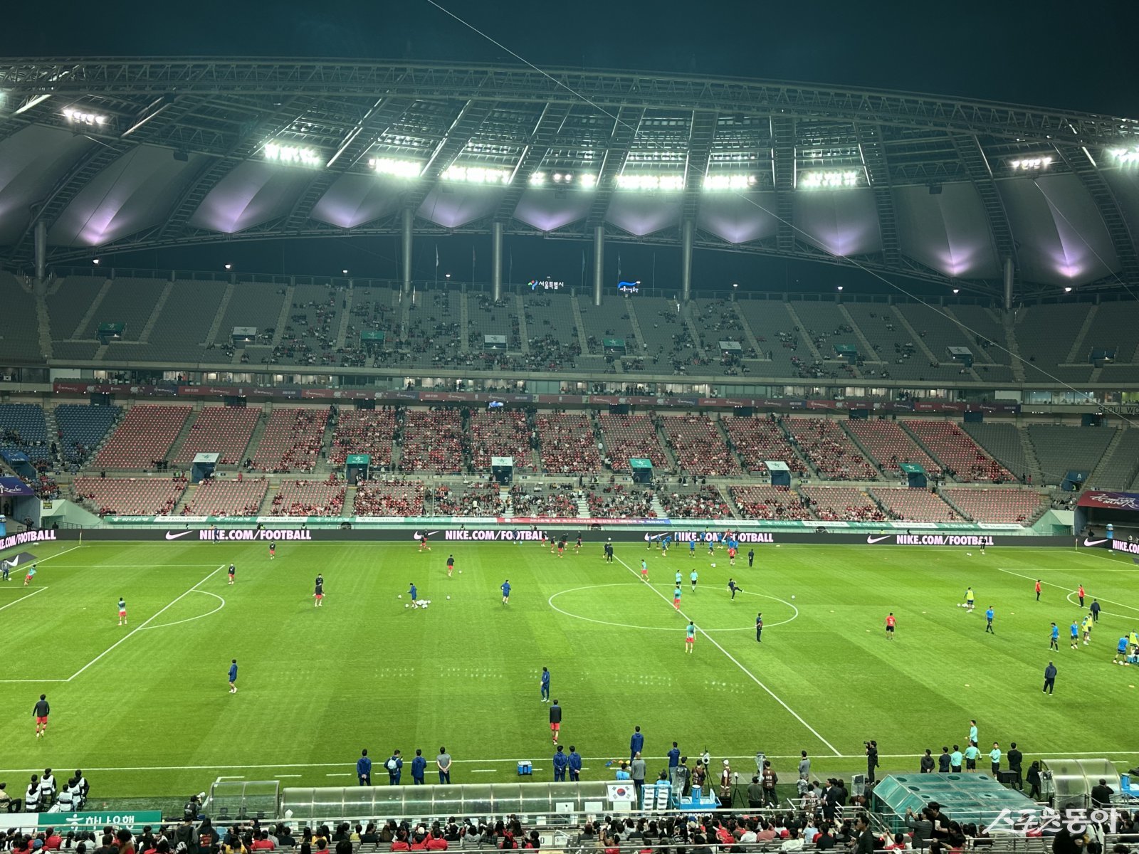 14일 서울월드컵경기장에서 열린 한국과 파라과이의 친선전은 썰렁한 분위기 속에서 치러졌다. 킥오프 직전 한산한 월드컵경기장 풍경. 상암|백현기 기자 hkbaek@donga.com